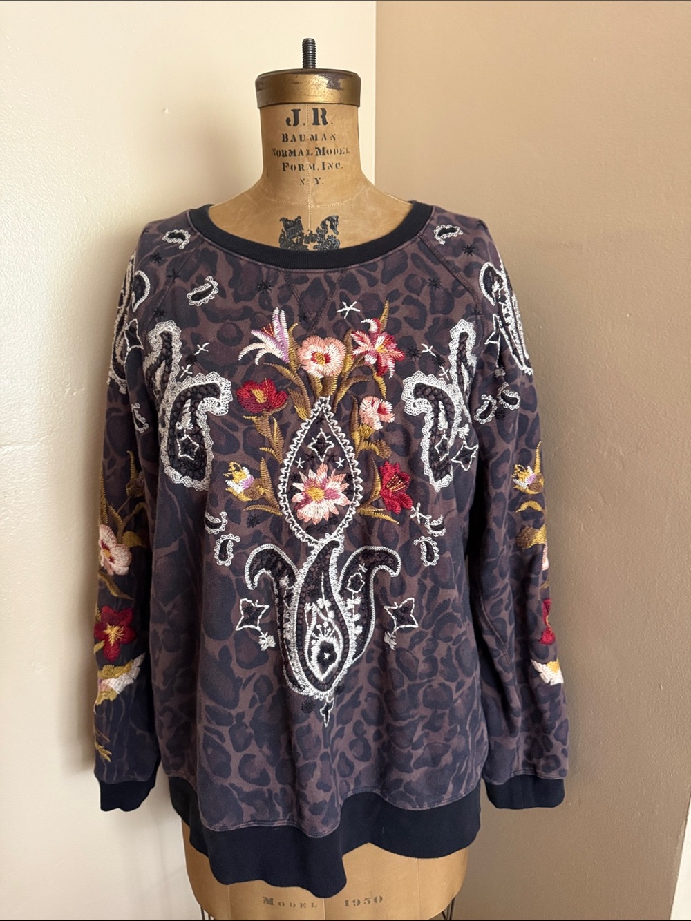 Johnny Was Wendy Leopard Embroidered Sweatshirt Top Size L